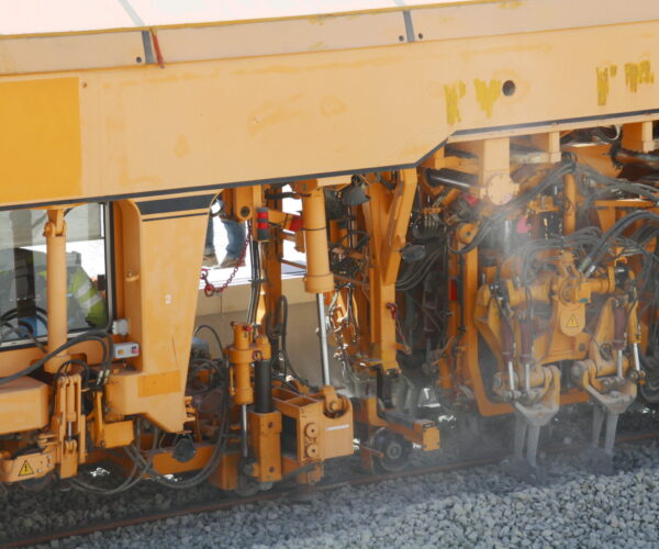 maquina para colocar via ferrea